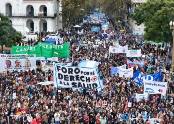 Advierten que los hospitales públicos están al borde del colapso, y que faltan medicamentos y vacunas