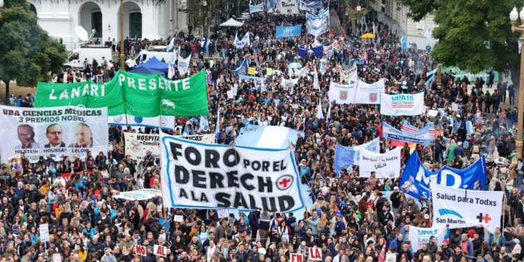 Advierten que los hospitales públicos están al borde del colapso, y que faltan medicamentos y vacunas