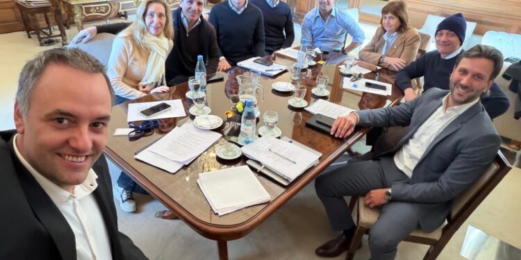 Con la pelea Caputo – Menem en pausa, la mesa política se reunió para apuntarle al Congreso