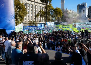 Un Día del Trabajador atravesado por el ajuste de Milei: las centrales obreras convocaron enfrentarse a la motosierra