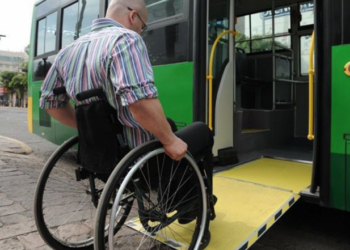 Discapacitados y oncológicos, en medio de una guerra entre el Gobierno y los privados de transporte