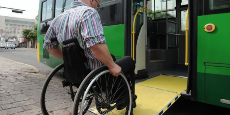 Discapacitados y oncológicos, en medio de una guerra entre el Gobierno y los privados de transporte
