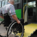 Discapacitados y oncológicos, en medio de una guerra entre el Gobierno y los privados de transporte