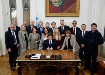 Milei y Adorni reunieron al Gabinete bajo absoluto hermetismo y condicionados por Bullrich