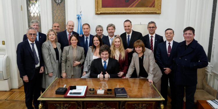 Milei y Adorni reunieron al Gabinete bajo absoluto hermetismo y condicionados por Bullrich