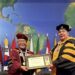 Mario Ishii fue reconocido con un doctorado Honoris Causa en Estados Unidos