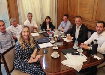 Milei mira para otro lado: la tensión entre Menem y Caputo escala, pero no habrá cambios