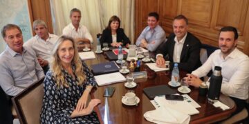 Milei mira para otro lado: la tensión entre Menem y Caputo escala, pero no habrá cambios