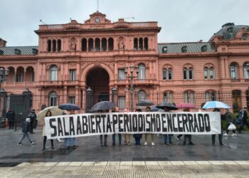 Milei quiere mostrar hiperactividad pero tropieza con su cerrojo a la prensa