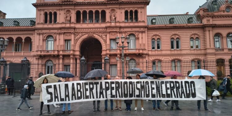 Milei quiere mostrar hiperactividad pero tropieza con su cerrojo a la prensa