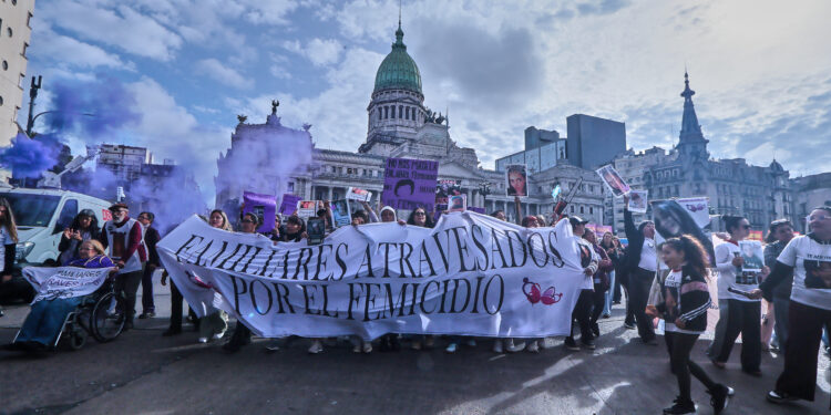 «Marcho con ella para no marchar mañana por ella y sola”: Ni Una Menos masivo y atravesado por Agostina