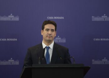 Ravier arrancó su vocería con un discurso formal ante los acreditados mudos