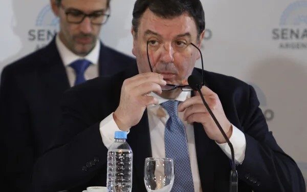 Crecen las versiones sobre la inminente salida de Adorni y suenan reemplazos