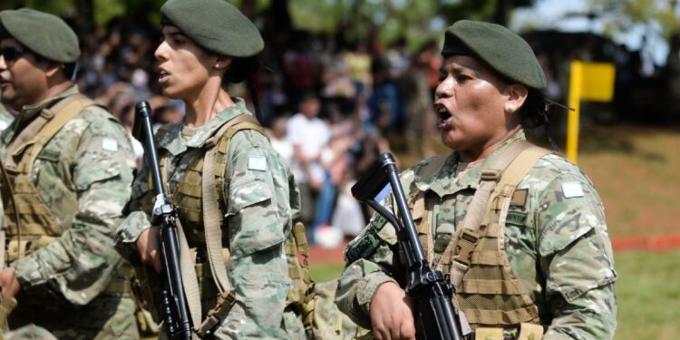 Tras la renuncia de más de 18.000 efectivos, Defensa otorgará un adicional salarial por título académico