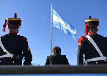 Con el acelerador a fondo y sin mirar los caídos a su alrededor
