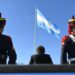 Con el acelerador a fondo y sin mirar los caídos a su alrededor