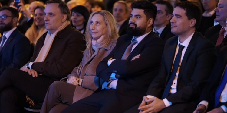 Milei presentó a su nuevo vocero en la Fundación Faro y le pegó a Macri