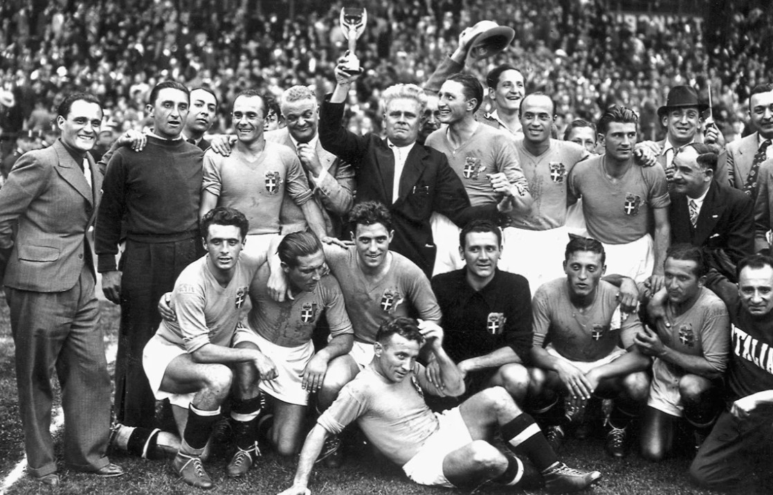 Vittorio Pozzo levanta el trofeo Jules Rimet tras ganar el Mundial de 1938 con la selección de Italia
