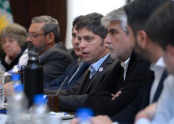 Kicillof ante otro foco de tensión: docentes, judiciales y estatales exigen reabrir la paritaria