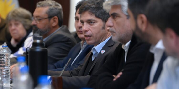 Kicillof ante otro foco de tensión: docentes, judiciales y estatales exigen reabrir la paritaria
