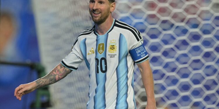 Messi arrancó el Mundial de la mejor manera y Argentina goleó a Argelia en el debut