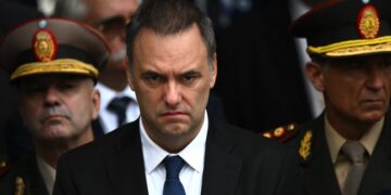 Más presión sobre Adorni: riesgos de interpelación, críticas internas y reclamos para que vuelva al Congreso