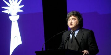 Milei aseguró que «demolió la inflación» y «subió el consumo», pero los números lo contradicen