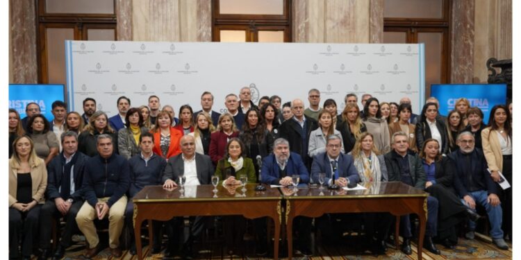 A un año de la condena a CFK, UxP apuntó a la Corte Suprema y cruzó a Milei y Macri