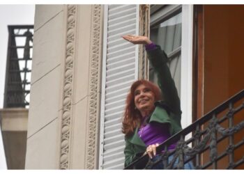 Cristina salió al balcón de San José 1111, donde lleva un año detenida