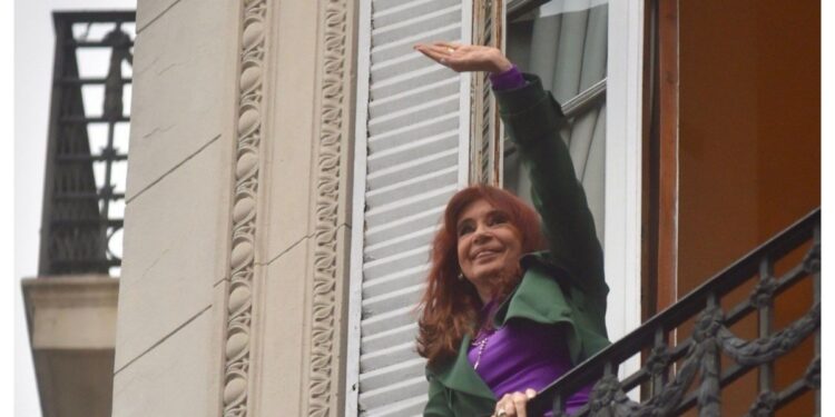 Cristina salió al balcón de San José 1111, donde lleva un año detenida