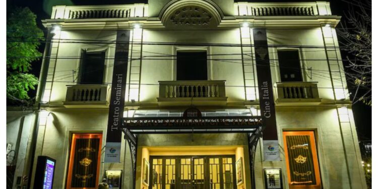 Escobar: el Teatro Seminari reabrió sus puertas con una gala que desbordó la sala