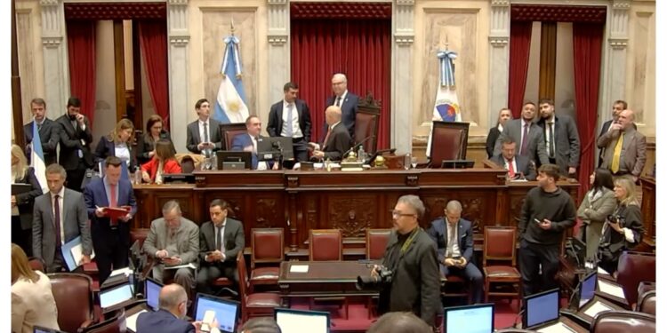 Se cayó la sesión en el Senado gracias a una jugada de LLA para blindar a Adorni