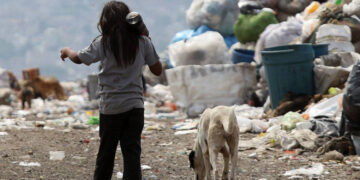 La pobreza infantil bajó en 2025, pero Unicef prevé un rebote este año