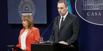 Bullrich canceló el informe de Adorni en el Senado pero el ministro la contradijo