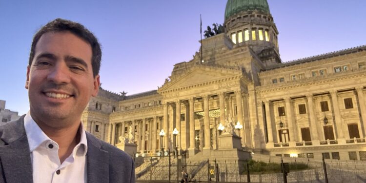 De «imbécil total» a portavoz de Milei: las misiones y los vínculos de Adrián Ravier