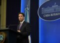 Ravier gambeteó la sombra de Adorni en su debut y fue moderado con el PRO