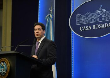 Ravier gambeteó la sombra de Adorni en su debut y fue moderado con el PRO