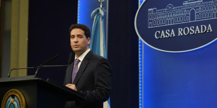 Ravier gambeteó la sombra de Adorni en su debut y fue moderado con el PRO
