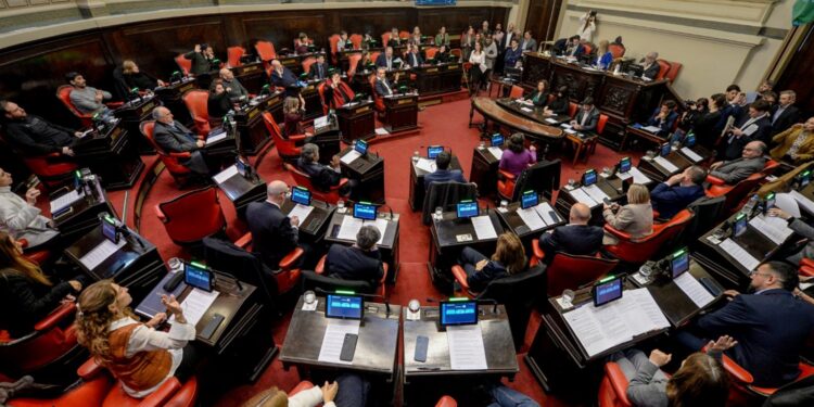 Enojados y a los gritos: el Senado bonaerense fue el ring para una nueva pelea del PJ