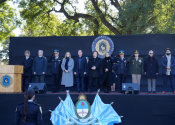 Milei busca ponerse al frente de la gestión para dejar atrás la mochila de Adorni