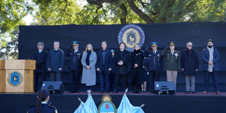 Milei busca ponerse al frente de la gestión para dejar atrás la mochila de Adorni