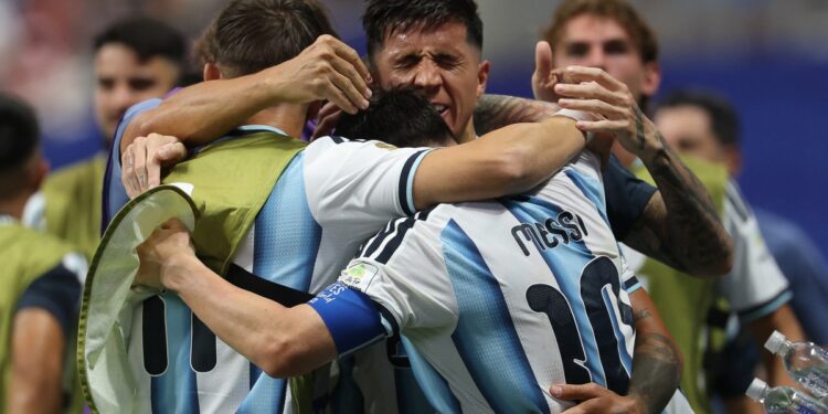 Argentina lo ganó con el corazón y está en cuartos de final del Mundial
