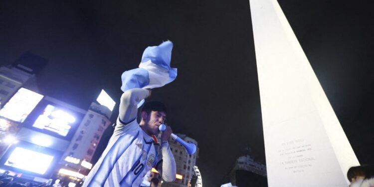 Miles de argentinos tomaron las calles para celebrar el pase de la Selección a semifinales del Mundial