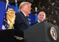 Trump entrega la Copa (Foto: Mandel NGAN / AFP)