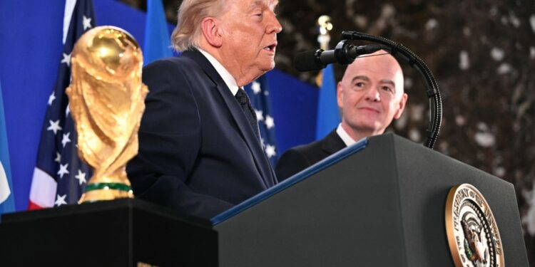 Trump entrega la Copa (Foto: Mandel NGAN / AFP)