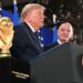 Trump entrega la Copa (Foto: Mandel NGAN / AFP)
