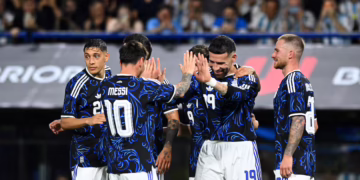 Jugamos con la azul, la camiseta que marcó un hito para Argentina