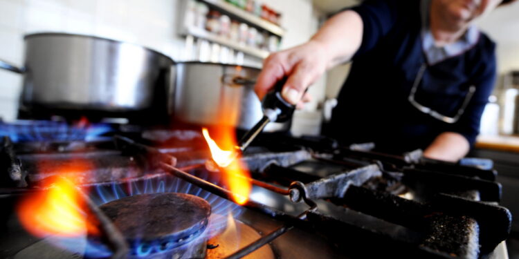 Luz y gas más caros: el Gobierno oficializó las nuevas tarifas que regirán desde agosto