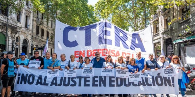 Escala la conflictividad social en agosto: protestas, marchas y un paro docente nacional