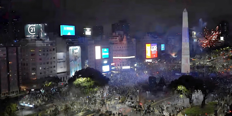 Ni la derrota, ni el frío y la lluvia impidieron que los argentinos salgan a la calle